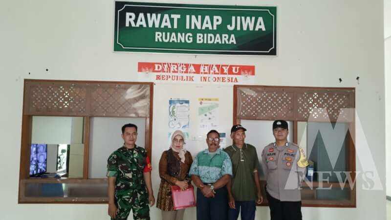 Polsek Warujayeng dan perangkat desa antar ODGJ ke RSU Caruban