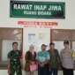 Polsek Warujayeng dan perangkat desa antar ODGJ ke RSU Caruban