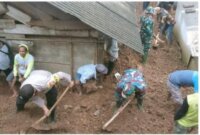 Polsek Sawahan bersama Koramil dan Pemdes tangani longsor