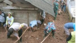 Polsek Sawahan bersama Koramil dan Pemdes tangani longsor