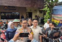 Kapolres Ngawi AKBP Dwi Sumrahadi Rakhmanto berikan keterangan