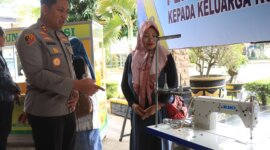 Kapolres Malang AKBP Danang Setiyo serahkan bantuan modal usaha