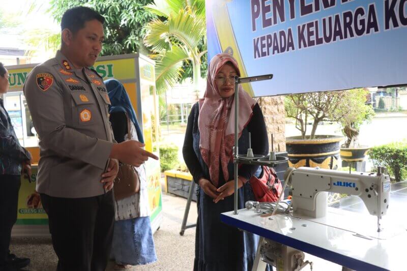 Kapolres Malang AKBP Danang Setiyo serahkan bantuan modal usaha