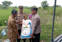 Polsek Cerme bantu distribusikan pupuk