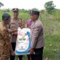 Polsek Cerme bantu distribusikan pupuk
