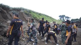 Polres Kediri bersama TNI dan warga bangun bronjong
