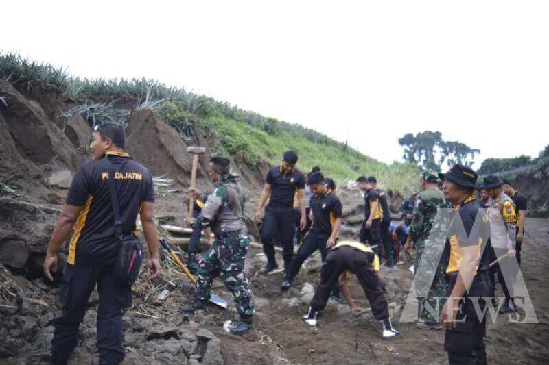 Polres Kediri bersama TNI dan warga bangun bronjong