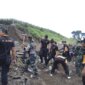 Polres Kediri bersama TNI dan warga bangun bronjong