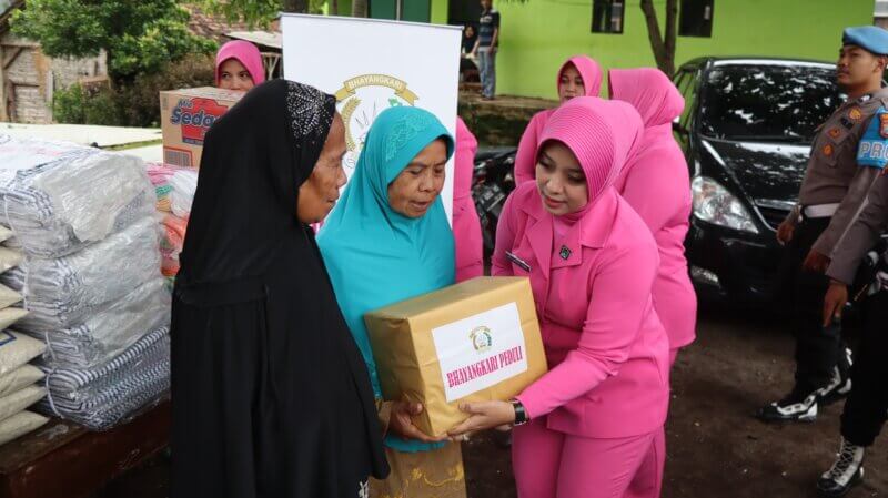 Polres Pasuruan salurkan Bansos