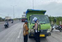 Satlantas Polres Gresik tilang truk langgar jam operasional