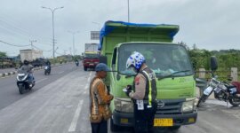 Satlantas Polres Gresik tilang truk langgar jam operasional