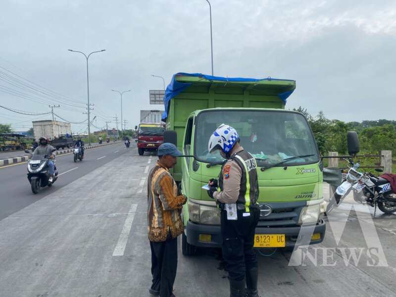 Satlantas Polres Gresik tilang truk langgar jam operasional