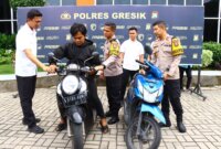 Kapolres Gresik AKBP Rovan Richard Mahenu didampingi Wakapolres Kompol Danu kembalikan motor ke pemilik
