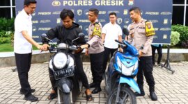 Kapolres Gresik AKBP Rovan Richard Mahenu didampingi Wakapolres Kompol Danu kembalikan motor ke pemilik
