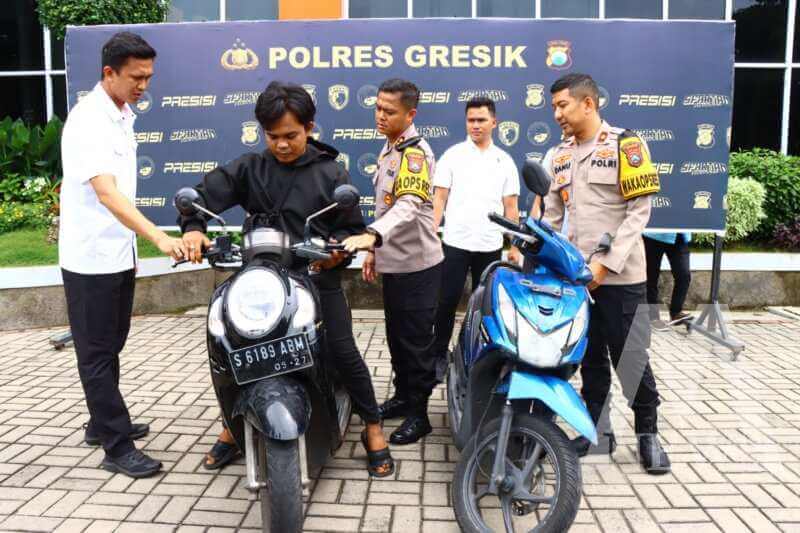 Kapolres Gresik AKBP Rovan Richard Mahenu didampingi Wakapolres Kompol Danu kembalikan motor ke pemilik