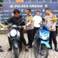 Kapolres Gresik AKBP Rovan Richard Mahenu didampingi Wakapolres Kompol Danu kembalikan motor ke pemilik