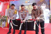 Kapolda Jatim Irjen Pol Drs. Imam Sugianto didampingi Kapolres Kediri AKBP Bimo Arianto resmikan GOR bulutangkis Tathya Dharaka