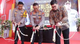 Kapolda Jatim Irjen Pol Drs. Imam Sugianto didampingi Kapolres Kediri AKBP Bimo Arianto resmikan GOR bulutangkis Tathya Dharaka