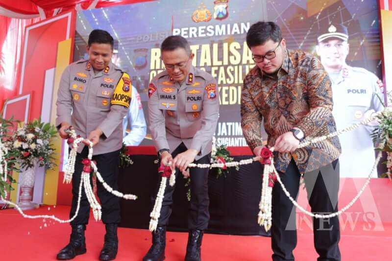 Kapolda Jatim Irjen Pol Drs. Imam Sugianto didampingi Kapolres Kediri AKBP Bimo Arianto resmikan GOR bulutangkis Tathya Dharaka