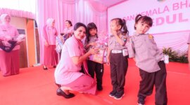 Wakil Ketua PYKB Daerah Jatim Ny. Anti Ary Satriyan
