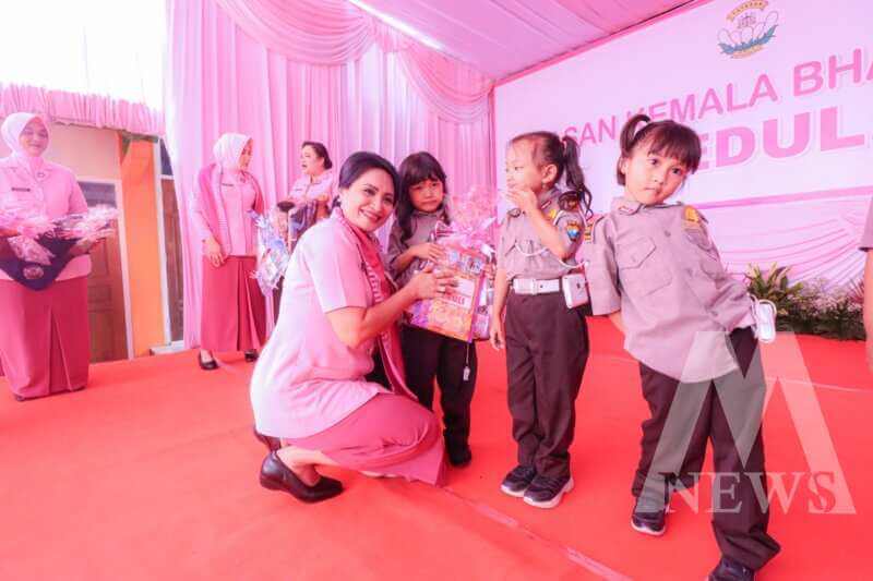 Wakil Ketua PYKB Daerah Jatim Ny. Anti Ary Satriyan