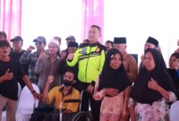 Kapolda Jatim Irjen Pol Drs. Imam Sugianto bersama warga Malang