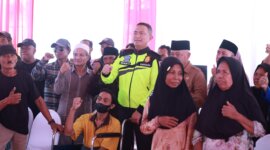 Kapolda Jatim Irjen Pol Drs. Imam Sugianto bersama warga Malang