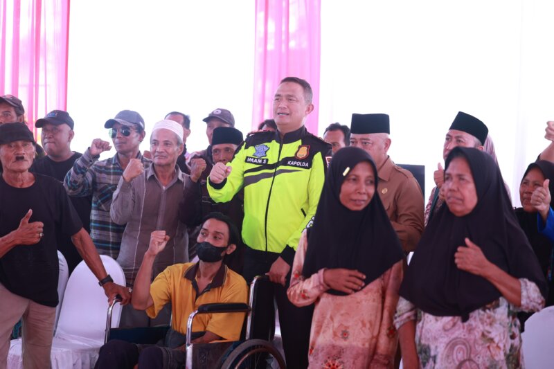Kapolda Jatim Irjen Pol Drs. Imam Sugianto bersama warga Malang