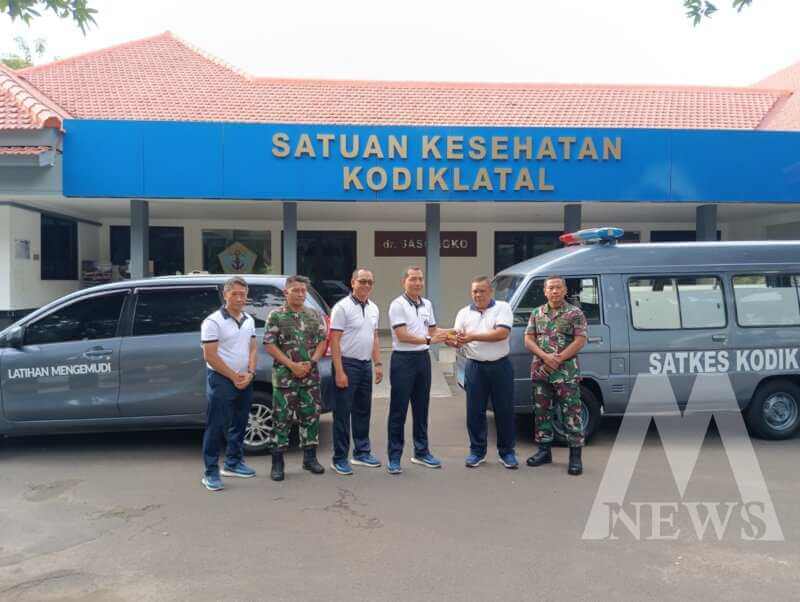 Wadan Kodiklatal Laksda TNI I Gung Putu Alit Jaya serahkan kendaraan dinas