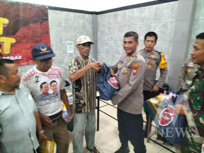 Polres Tanjung Perak dan Polsek Krembangan berikan tali asih ke warga