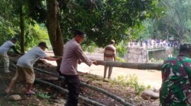 TNI Polri bersama Warga Bersihkan Sisa Material Banjir di Probolinggo