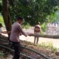 TNI Polri bersama Warga Bersihkan Sisa Material Banjir di Probolinggo