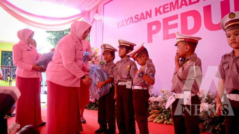 Ketua YKB Jatim Ny. Ade Imam Sugianto sambangi TK Kemala Bhayangkari 23 Lumajang