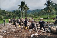 TNI Polri dan warga gotong royong bersihkan tumpukan ranting berserakan