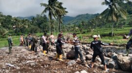TNI Polri dan warga gotong royong bersihkan tumpukan ranting berserakan