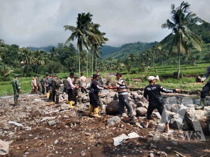TNI Polri dan warga gotong royong bersihkan tumpukan ranting berserakan