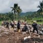 TNI Polri dan warga gotong royong bersihkan tumpukan ranting berserakan