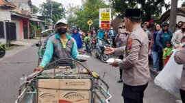 Polsek Taman bagi nasi kotak di Jum'at Berkah