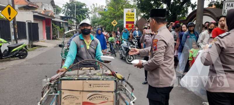 Polsek Taman bagi nasi kotak di Jum'at Berkah