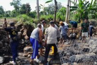 TNI Polri dan warga pasang bronjong antisipasi banjir susulan