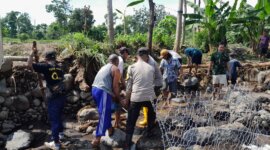 TNI Polri dan warga pasang bronjong antisipasi banjir susulan