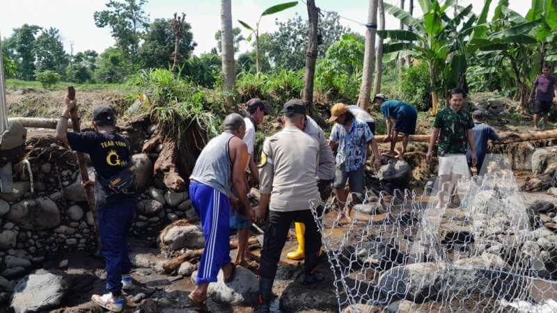 TNI Polri dan warga pasang bronjong antisipasi banjir susulan