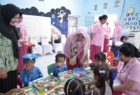 Ketua YKB Jatim Ny. Ade Imam Sugianto kunjungi TK Kemala Bhayangkari 28 Situbondo