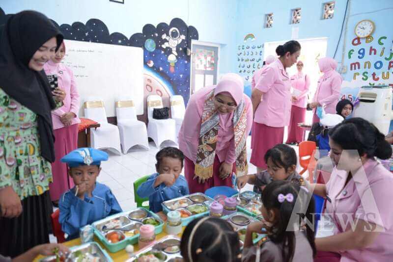 Ketua YKB Jatim Ny. Ade Imam Sugianto kunjungi TK Kemala Bhayangkari 28 Situbondo