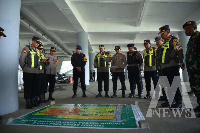 Polres Gresik lakukan pengamanan pertandingan sepakbola Gresik United vs Persekat Tegal