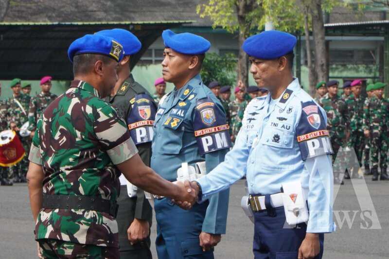 Danpusdik Pomal Kodiklatal Kolonel Laut (PM) Triono Adi Susilo saat Upacara Gelar Operasi Gaktib dan Yustisi Polisi