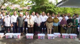 Dankodiklatal Letjen TNI Marinir Nur Alamsyah bersama warga Graha PPAL Rumdis Kenjeran