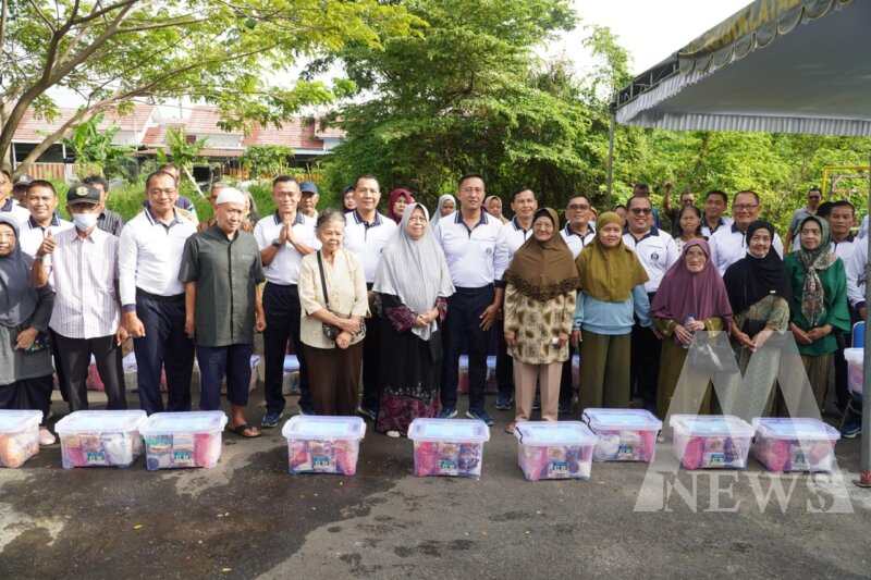 Dankodiklatal Letjen TNI Marinir Nur Alamsyah bersama warga Graha PPAL Rumdis Kenjeran