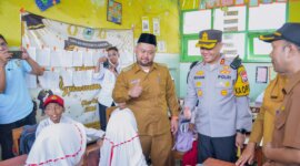 Kapolres Gresik AKBP Rovan dan Bupati Gresik Gus Yani bagi makan bergizi