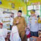 Kapolres Gresik AKBP Rovan dan Bupati Gresik Gus Yani bagi makan bergizi